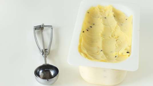 Σορμπέ με εξωτικά φρούτα και ρούμι